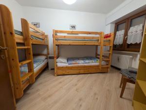 a room with three bunk beds in a room at Casa Stocke - Relax e natura in Contrà Zocchi in Asiago