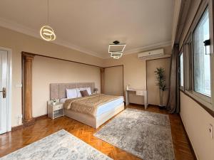 ein Schlafzimmer mit einem Bett und einem großen Fenster in der Unterkunft Golden mile - Downtown Cairo in Kairo