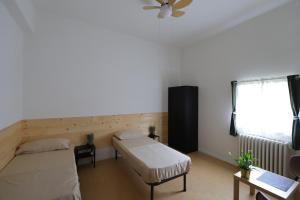 una habitación con dos camas y una ventana en Komorebi, en Locatello 3 fotos más