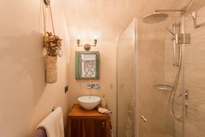 um banheiro com pia e chuveiro em Ca Na Búger em Valldemossa mais 44 fotografias