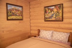 Postel nebo postele na pokoji v ubytování Котеджне містечко KVASOVETS