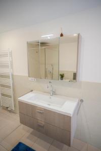 Et badeværelse på Kuku Ruku Zimmervermietung 12-2 + 13 billeder