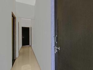 un couloir vide avec une porte et un couloir dans l'établissement Hotel O King's Inn, à Dhantoli