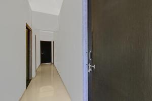 un couloir vide avec une porte et un couloir dans l'établissement Hotel O King's Inn, à Dhantoli