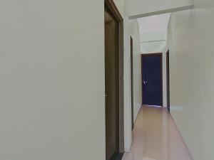 une chambre vide avec un couloir et une porte dans l'établissement Hotel O King's Inn, à Dhantoli
