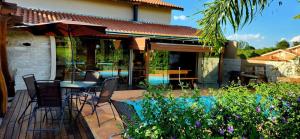 Foto dalla galleria di Resort&House,4 Quartos, 8 pessoas, Beach tenis, Bike, Golfe, Pesca, Ar, Wifi fibra, TV a cabo e Lareira a Águas de Santa Barbara