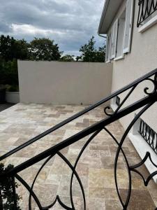 En balkon eller terrasse på Maison familiale