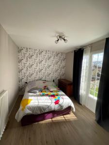 En eller flere senge i et værelse på Maison familiale