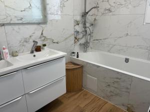 Et badeværelse på Maison familiale + 9 billeder