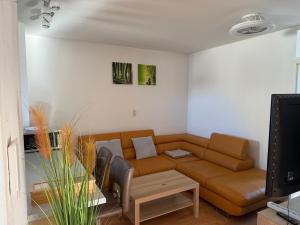 una sala de estar con un sofá y una mesa en Nice apartment near Frankfurt Main, en Hanau am Main