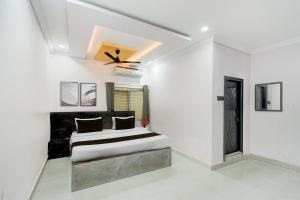 a bedroom with a bed and a ceiling fan at Collection O Karmanghat Bus Terminal Hyderabad Formerly Hotel Chirag Stays in Hyderabad