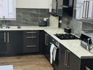 Kuchyň nebo kuchyňský kout v ubytování 2BR Home Cozy & Comfortable Stay in Accrington + 23 fotografií