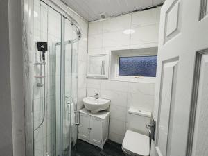 Koupelna v ubytování 2BR Home Cozy & Comfortable Stay in Accrington