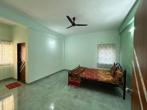 Postel nebo postele na pokoji v ubytování Srushti Farms