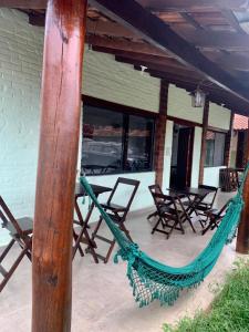 - un ensemble de chaises et un hamac sur la terrasse dans l'établissement Hotel Colonial Lençois, à Lençóis Paulista