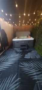 a bed with two babies in a bath tub at The Retreat in Wotton under Edge