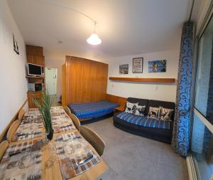 Posezení v ubytování Appt pied pistes et centre station Superdévoluy chez Locasoleil