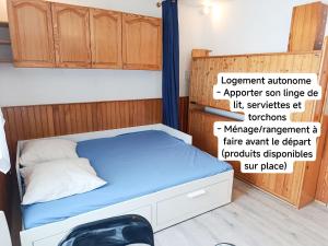 a bedroom with a bunk bed with wooden cabinets at Charmant studio accès direct aux pistes et GR10, vue sur la vallée in Arette
