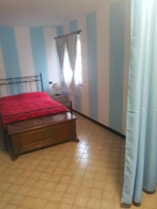 ein Schlafzimmer mit einem Bett mit einer roten Decke in der Unterkunft La roccia in Mezzanego