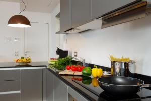 Kuchyň nebo kuchyňský kout v ubytování Portopiccolo Apartments Rubino nel Borgo