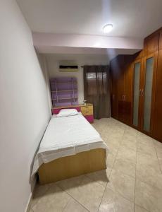 ein Schlafzimmer mit einem Bett in einem Zimmer in der Unterkunft Located in the heart of Mañongo in Naguanagua