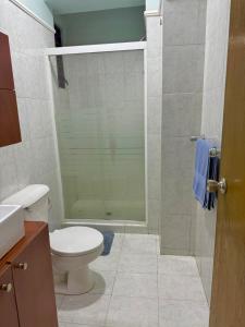 ein Badezimmer mit Toilette und Glasdusche in der Unterkunft Located in the heart of Mañongo in Naguanagua