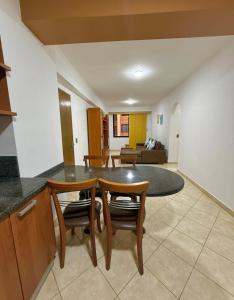 eine Küche und ein Wohnzimmer mit Tisch und Stühlen in der Unterkunft Located in the heart of Mañongo in Naguanagua + 8 Fotos