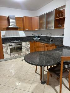 eine Küche mit Tisch und Spüle in der Unterkunft Located in the heart of Mañongo in Naguanagua