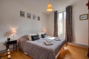 Ένα ή περισσότερα κρεβάτια σε δωμάτιο στο Sarlat en Couleurs