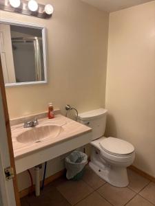 Koupelna v ubytování The Lookout- Renovations and upgrades coming