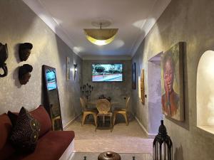 ein Wohnzimmer mit Sofa und Tisch in der Unterkunft Your Soul's Retreat-Entire Riad in Marrakesch