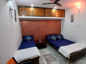 ein Schlafzimmer mit zwei Betten und einer Decke in der Unterkunft Kashvi Homestay in Varanasi
