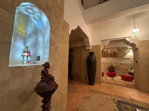 ein Flur mit einem großen Glasfenster und einer Vase in der Unterkunft Your Soul's Retreat-Entire Riad in Marrakesch + 151 Fotos