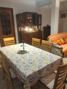 ein Esszimmer mit einem Tisch und einem Bett in der Unterkunft La roccia in Mezzanego