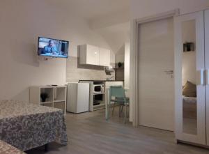 a room with a bed and a television on a wall at Fontanarossa Airport Sleep and Travel 1 in CTA