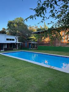 une piscine dans la cour d'une maison dans l'établissement Chalés Mata da Praia Corumbau, à Corumbau