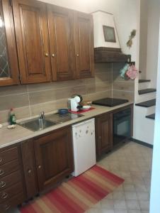 eine Küche mit Holzschränken und einer Spüle in der Unterkunft La roccia in Mezzanego