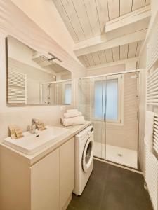 a bathroom with a washing machine and a sink at Casa Fiorita in Castel Bolognese