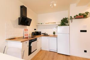 Kuchyň nebo kuchyňský kout v ubytování Krivoo Apartments III