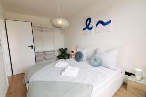 Postel nebo postele na pokoji v ubytování Krivoo Apartments III