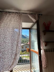 d'une fenêtre avec vue sur la montagne. dans l'établissement Il Ghiro, à Rollieres