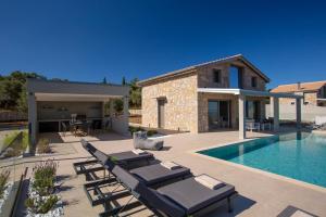 Ilania Luxury Villas في تسوكالادهيز: فيلا مع مسبح ومنزل