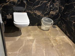 Koupelna v ubytování ANTLERS HOTEL Near Borivali Railway Station