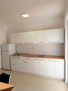 Una cocina o kitchenette en Apartment Struga Orion