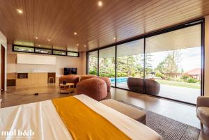 TV a/nebo společenská místnost v ubytování Cedar Home Tagaytay Poolside Stay Taal View