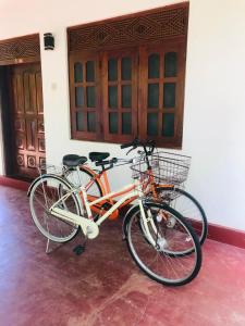 twee fietsen geparkeerd voor een gebouw bij Kataragama Homestay in Kataragama +38 foto's