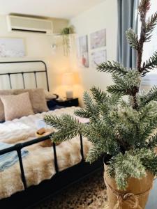 Postel nebo postele na pokoji v ubytování Airport Cottage House