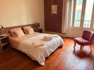 a bedroom with a bed and a chair and a window at F4 Cosy Centre Moulins - 3 chambres lits doubles -idéal Famille & Séjour Pro in Moulins