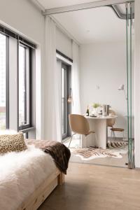 Postel nebo postele na pokoji v ubytování Scandinavian Minimalist Seaside Flat on Top Metro with downtown view
