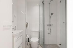 Koupelna v ubytování Scandinavian Minimalist Seaside Flat on Top Metro with downtown view + 20 fotografií